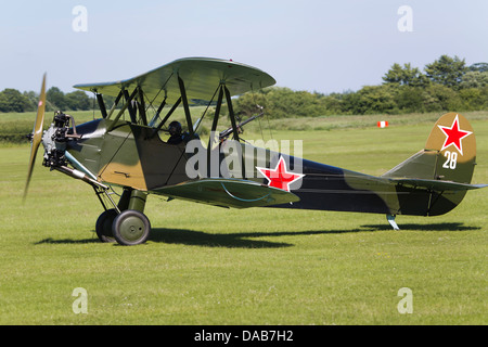 Il russo Air Force Vintage biplano Polikarpov Po2 G-BSSY 28 battenti di Old Warden Shuttleworth corteo militare Foto Stock