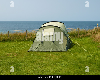 Tenda singola sul campeggio sul mare con vista mare Foto Stock