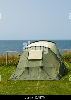 Tenda singola sul campeggio sul mare con vista mare Foto Stock