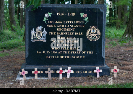 Una fotografia del memoriale al 'Barnsley Pals' in Sheffield Park, Belgio. Foto Stock