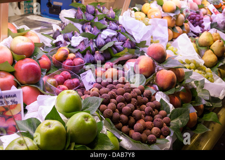 Frutti per la vendita al mercato La Boqueria - Barcellona, in Catalogna, Spagna Foto Stock