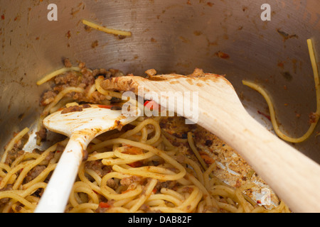 Close up di spaghetti alla bolognese nel recipiente di cottura Foto Stock