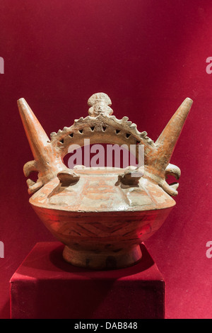 Antica precolombiana Inca Inca clay vaso in ceramica brocca illustrazione degli artefatti nel Museo di Archeologia Archeologia, Trujillo, Perú. Foto Stock