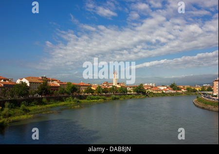 Vista panoramica del fiume Adige con la famosa basilica di San Zeno a Verona in una luminosa giornata di sole. Foto Stock