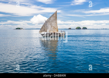 Tradizionale dhow malgascio di trasportare merci vicino a Nosy Be, Madagascar il Apr 4, 2008 Foto Stock