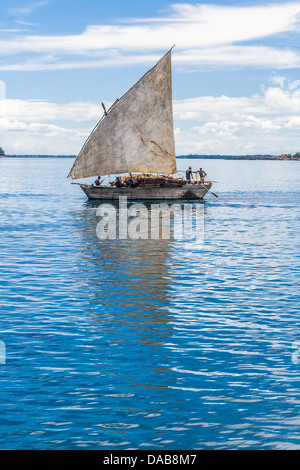 Tradizionale dhow malgascio di trasportare merci vicino a Nosy Be, Madagascar il Apr 4, 2008 Foto Stock