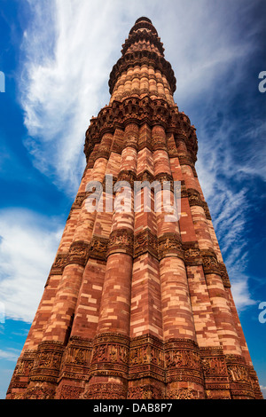 Qutub Minar - il più alto minareto in India, Sito Patrimonio Mondiale dell'UNESCO. Complesso di Qutub, Delhi, India Foto Stock