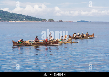 Pescatori malgasci pesca vicino a Nosy Be, Madagascar il Apr 4, 2008 Foto Stock