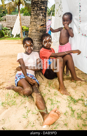 Un malgascio giovani donne con maschera tradizionale a Nosy Komba (Nosy Be), Madagascar il Jan 9, 2007 Foto Stock