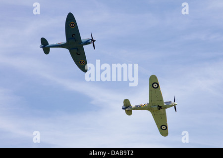 Un 1941 Hawker Hurricane del mare e un 1942 Spitfire volare in formazione, Inghilterra Foto Stock