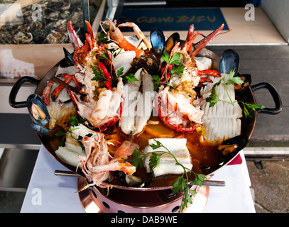 Bouillabaisse provenzale stufato di pesce zuppa originari dalla città portuale di Marsiglia. Foto Stock