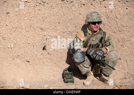 Un soldati georgiani assegnato alla trentatreesima luce battaglione di fanteria si prende una pausa da una pattuglia di piede durante il funzionamento Northern Lion II Luglio 3, 2013 nella provincia di Helmand, Afghanistan. Foto Stock