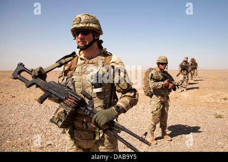 Soldati georgiani assegnato alla trentatreesima luce battaglione di fanteria di pattuglia durante il funzionamento Northern Lion II Luglio 3, 2013 nella provincia di Helmand, Afghanistan. Foto Stock