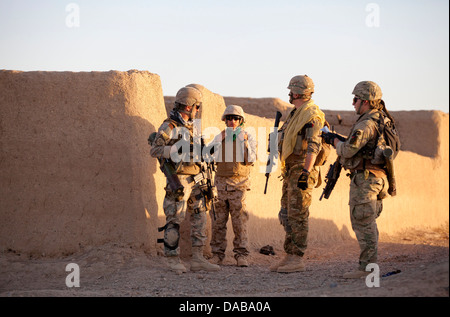 Soldati georgiani assegnato alla trentatreesima luce battaglione di fanteria raccogliere informazioni durante il funzionamento Northern Lion II Luglio 3, 2013 nella provincia di Helmand, Afghanistan. Foto Stock