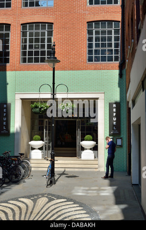 Effettuare il rifornimento di bar e ristorante in Richmond Mews, Soho, Londra, Regno Unito. Foto Stock