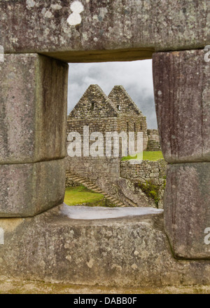 Close-up della pietra che intaglia il Tempio delle Tre Finestre vista della zona secolare , Machu Picchu, Cusco, Perù Foto Stock