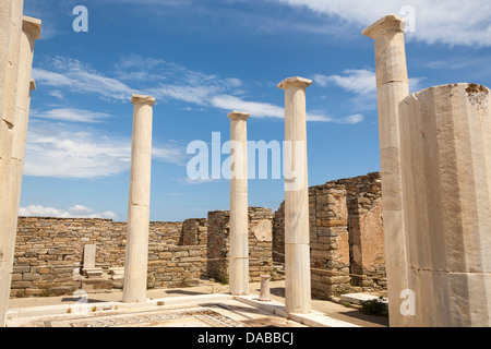 Colonne nella casa di Dioniso, Delos sito archeologico, Delos, vicino a Mykonos, Grecia Foto Stock