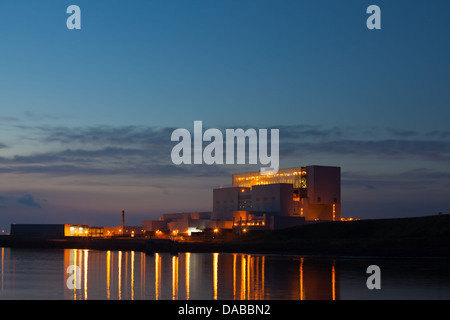 Centrale nucleare di Torness vicino a Dunbar il cappotto est della Scozia allo spuntar del giorno. Foto Stock