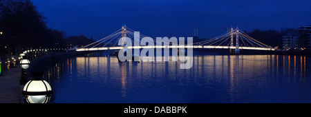 Gli illuminati Albert ponte che attraversa il fiume Thames, London, come vista dal ponte di Battersea Foto Stock