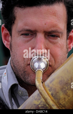 L'uomo suonare la tromba uomo suonare la tromba classico colpo jazz musicale Foto Stock