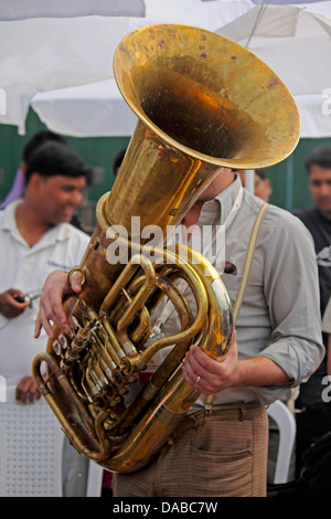 L'uomo suonare la tromba uomo suonare la tromba classico colpo jazz musicale Foto Stock