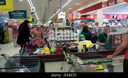 Le persone e i generi alimentari all'interno di Morrisons cassa di un supermercato Wales UK KATHY DEWITT Foto Stock