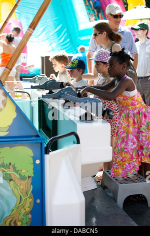 Dragon Boat racing in Warwick sul fiume Avon al 2013 Giochi aziendale Foto Stock