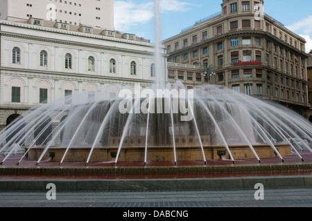 La fontana della piazza Raffaele de Ferrari a Genova Foto Stock