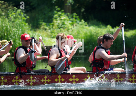 Dragon Boat racing in Warwick sul fiume Avon al 2013 Giochi aziendale Foto Stock