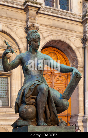 Statua allegorica in rappresentanza di 'Scienza' di Jules Blanchard sorge al di fuori del Hotel de Ville, Parigi Francia Foto Stock