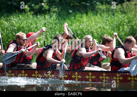 Dragon Boat racing in Warwick sul fiume Avon al 2013 Giochi aziendale Foto Stock