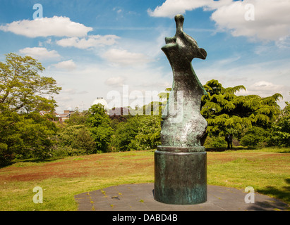 Figura permanente del bordo della lama di una scultura in bronzo di H Moore in Greenwich Park guardando verso il Royal Observatory London REGNO UNITO Foto Stock