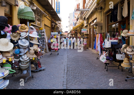 Negozi e bancarelle del fornitore di ogni linea di descrizione il dedalo di vicoli a Chania, Creta, Grecia. Foto Stock