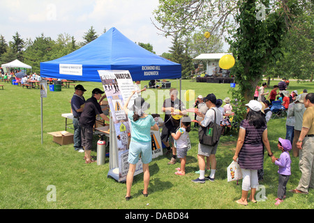 Le persone a stare in un parco a giugno 23, 2013 a Toronto in Canada Foto Stock