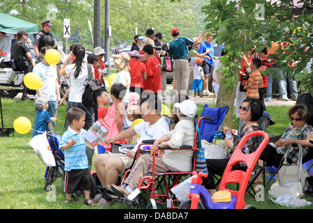 Asian-Canadian famiglie in un parco a giugno 23, 2013 a Toronto in Canada Foto Stock