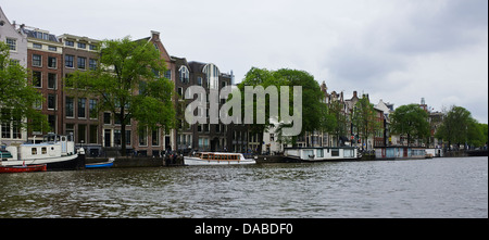 Vista della casa barche, vecchie case sul canale e trading house, Amsterdam, Olanda, Paesi Bassi Foto Stock