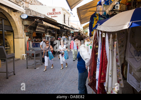 Negozi e bancarelle del fornitore di ogni linea di descrizione il dedalo di vicoli a Chania, Creta, Grecia. Foto Stock