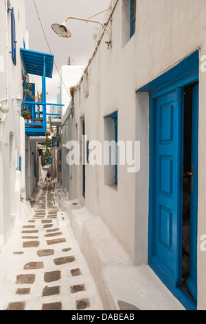 Una tipica strada stretta e le sue case dipinte di bianco, Chora, Mykonos, Mykonos, Grecia Foto Stock