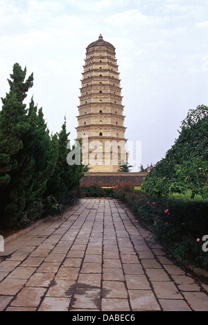 Vista del 13 storia Famen Si tempio pagoda costruita nei primi anni della dinastia Ming in città Famen, Fufeng County provincia di Shaanxi Cina Foto Stock