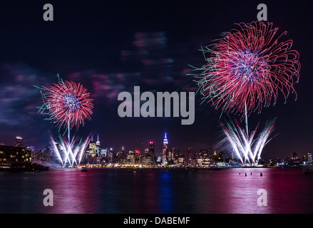 Macy's fuochi d'artificio del 4 luglio sul fiume Hudson con lo skyline di Manhattan e l'Empire State Building in background Foto Stock