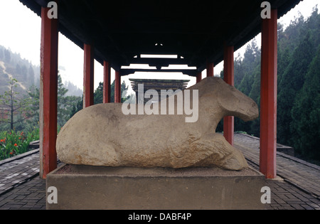 Resti di una figura scolpita di cavallo galoppante risalente dinastia Han occidentale nella tomba dell'imperatore Wu di Han - Liu che (157 AC - 87 AC), Mausoleo di Maoling vicino Xi'an, la capitale della provincia di Shaanxi, Cina Foto Stock