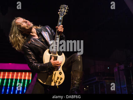 Tommy Shaw di Styx performing live Foto Stock