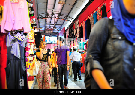 Gli amanti dello shopping in Bugis Street Market Singapore Foto Stock