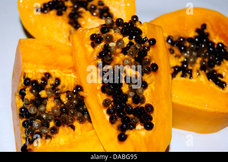 Fette di papaia Papaya frutto all'interno della vista di taglio e papaia semi Foto Stock