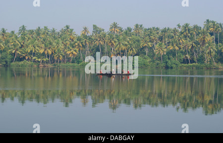 Paese imbarcazione attraverso la bellissima Kerala Backwaters e palme da cocco scenario naturale Foto Stock