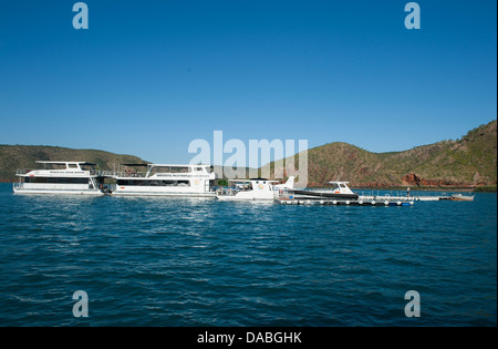 Cade orizzontale' Piattaforma turismo a Talbot Bay a Kimberley è circondato dalle creste delle gamme McLarty...e gli squali Foto Stock