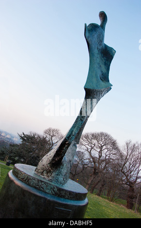 La scultura ' figura permanente del bordo della lama ' da H Moore nel parco di Greenwich Foto Stock
