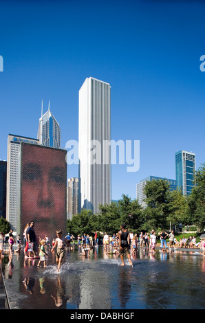 Fontana di corona (©JUAME da Plensa a 2004) il Millennium Park di Chicago, Illinois, Stati Uniti d'America Foto Stock