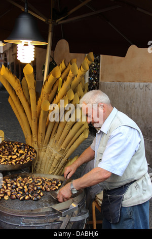 Venditore di castagne.Roma. Foto Stock