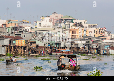 Ogni giorno il fiume vietnamita di vita a Chau Doc, Fiume Mekong Delta, Vietnam, Indocina, Asia sud-orientale, Asia Foto Stock